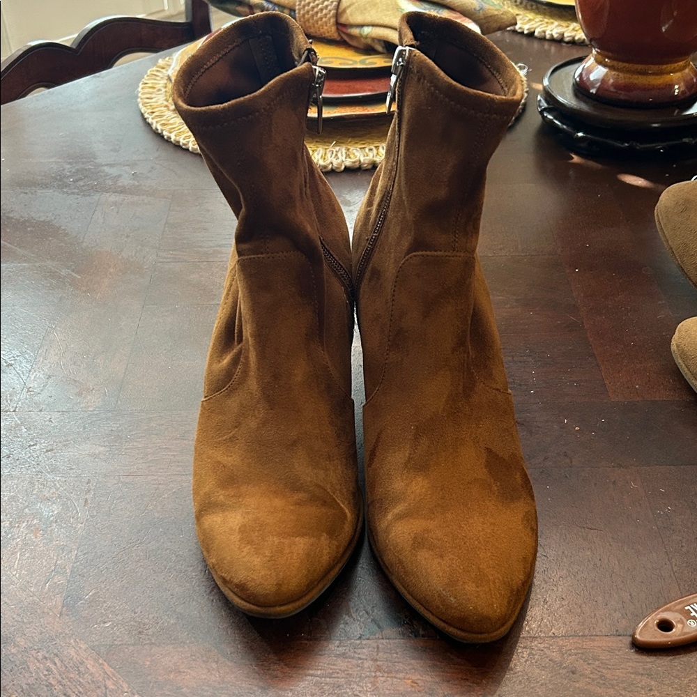 Marc Fisher Congac Leave 10 m boots.